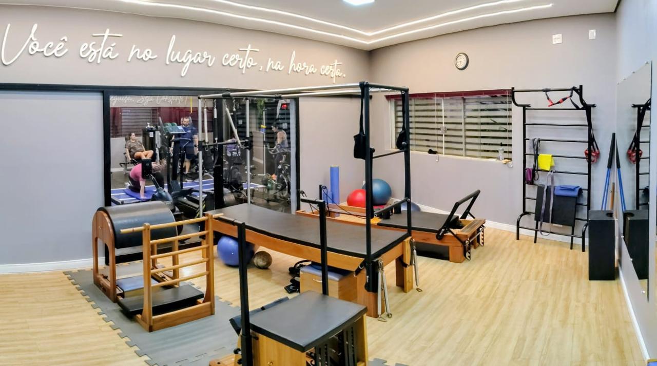 Estrutura da clínica Proforma em Uberaba, com equipamentos de reabilitação e exercício